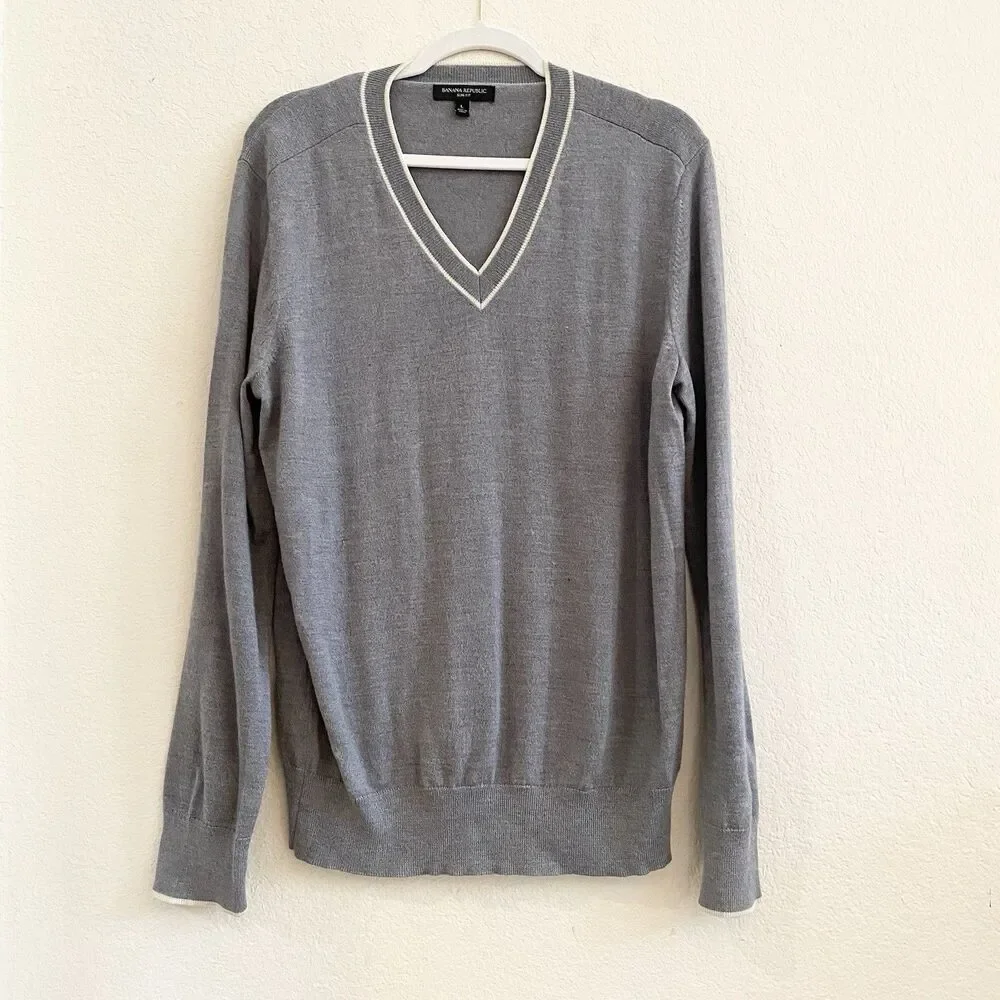 Banana Republic Men’s V-neck Slim Fit Merino Wool Gray Sweater‎ Large